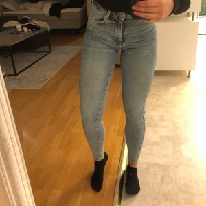 Blå jeans - Blå jeans från bikbok som är iprincip oanvända då de är lite för små på mig🥰Jätte skönt och stretchigt tyg och de sitter väldigt snyggt på. Nypris 599 kr