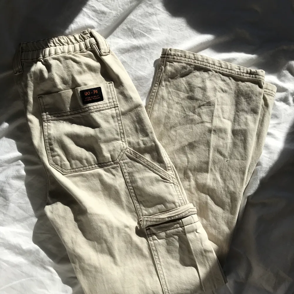 Ett par skitsnygga beiga skater jeans. I en rak modell med bruna sömmar vid fickor m.m. Snygga detaljer och i ett väldigt gott skick!! (Jag är 170) skulle säga en ungefär S. Jeans & Byxor.