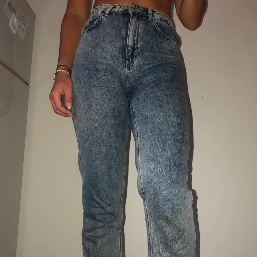 Trendiga hömidjade jeans från NA-KD som jag nu säljer då de är för små för mig. Jag har nu stl 38 i byxor så dessa sitter bättre (inte lika tajt) om man har stl 36 🌸. Jeans & Byxor.