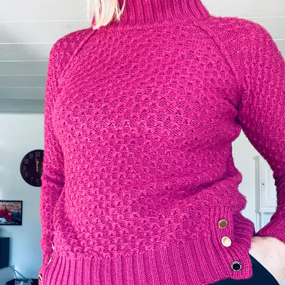 En rosa tröja med guldknappar nederst på sidan. Om man inte vill att knapparna ska synas kan man stoppa in tröjan i byxorna som det är gjort på bilden. Använd sparsamt så i ett fint skick. GRATIS FRAKT🦋. Tröjor & Koftor.