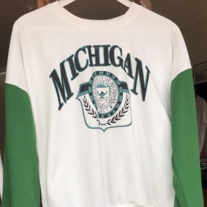 Häftig tröja - Cool tröja som jag älskar trycket och färgerna på. Den har lite fläckar och liknande (exempelvis bild 2 och 3) men jag tycker inte att det drabbar helheten☺️ den är märkt med storlek M men skulle snarare säga att det är en storlek S. Frakt ingår ej💛