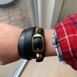Balenciaga amrband - Svart Balenciaga armband i fint skick!