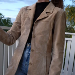 Prestige mockakappa  - Vintage äkta mocka jacka från prestige strl 36, använd en gång och i superfint skick. Lite insvängd för perfekt passform! 