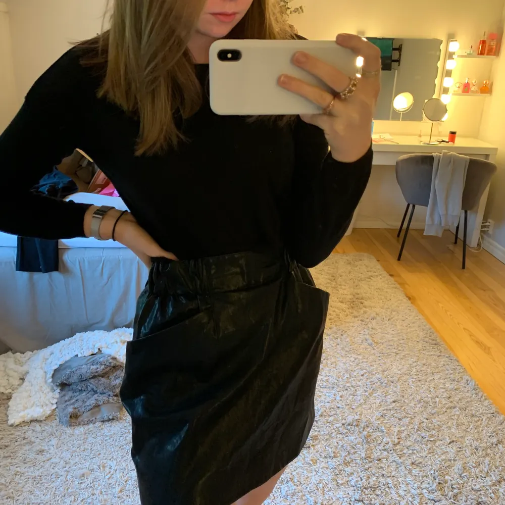 Säljer denna läderimitation kjol från Zara. Skriv om du har frågor eller vill ha mer bilder💕. Kjolar.