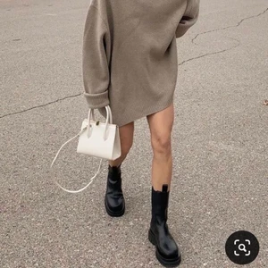 Boots  - Snygga höst boots! Som är mycket populära just nu. Mycket bra kvalite endast använda 2 gånger 💫