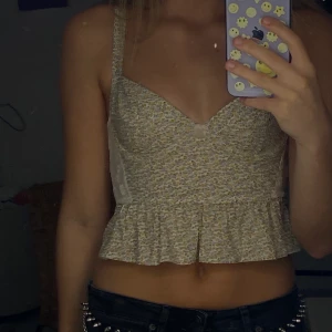 sommar topp! - Så söt sommar topp! Aldrig använd. Skriv till mig ifall att du är intresserad! 🤯 nypris:500kr, köparen står för frakt.