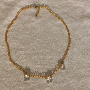 Halsband  - Halsband gjort med en mellanstor guldig kedja och transparenta glasfjärilar 🤍 Längsta längd: 50 cm  Pris: 79 kr  Frakt: 11 kr  Kontakta mig vid intresse!  Bör ej komma i kontakt med vatten! Instagram: Thelmassmycken 