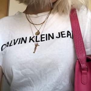 Vit Calvin Klein Tshirt i storlek S unisex. Inga fläckar eller liknande, i bra skick.