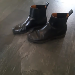 Chelsea boots från & Other Stories  - Svarta snygga Chelsea boots från & Other Stories. Strl 37. Köpte här på Plick men passa inte mig. Jätte fint skick. Fraktar men kostnad tillkommer. 