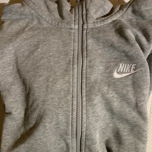 Grå Hoodie Nike - Skitfin grå nikehoodie i storlek S (jag har oftast M). Hur bra skick som helst då den är använt endast ett fåtal gånger. Köpare står för frakt!! Pris kan diskuteras vid snabb affär 💘💝💕😍🤝