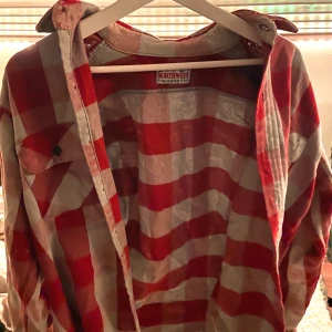 Vintage Skjorta - En vintage skjorta köpt på beyond retro i Stockholm! Helt oanvänd av mig, säljs då jag helt enkelt inte fått använding av den. Det står ingen storlek på den, men den sitter oversize på mig som har S! Passar helt perfekt nu till vintern, och är as ball!!💖💖