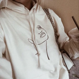 Snygg hoodie - En hoodie köpt från ett UF. Säljer pga för liten för mig.  Om fler är intresserade blir de budgivning. Säljaren står för frakten och står inte för postens slarv. (Bilderna tagna från deras instagram) kan mötas upp i stockholm☺️
