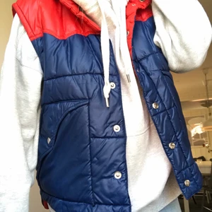 Väst - Jättenajs väst i storlek M! Det syns knappt men en liten söm som gått upp, där av priset. Egen favorit men nu får den hitta ett nytt hem:) 