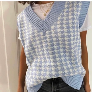 Stickad väst - Överväger att sälja denna jättefina (oanvända) trendiga väst från byAnastasia för att jag tror att någon annan får mer använding av den❤️ buda! Bud nu: 300:)