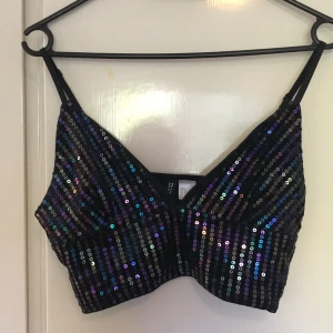 Glittertopp från Hm storlek S - Topp med paljetter i mycket gott skick från hm i storlek S. Säljs för 50kr