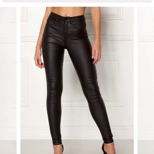 Sinnjeans fast från Gina - Exat dem här jeansen på bilden fast bara att dem är från Gina tricot, dem är i storlek M och aldrig använda finns även prislapparna och allt kvar, det är i modellen Molly högmidjade och sitter skit snyggt på frakt ingår med köparen står vid de.