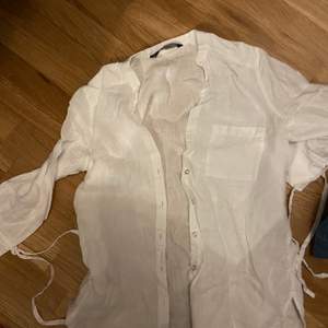 Jättefräsch vit linneskjorta från Zara i strl XS. Oversized i modellen och passar till allt. Köpt förra året för 450, säljer för 100kr. Köparen står för frakten, möts annars upp i Sthlm 🥰