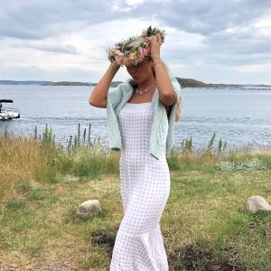 Klänning  - Superfin klänning som jag ÄLSKAR!! jag har råkat beställa dubbelt. Kommer behålla den ena då jag använt den jätteofta. Har en oöppnad exakt likadan som fortfarande ligger i plasten med lapp. Storlek 36! 💕💗 BUDA I KOMMENTARERNA 