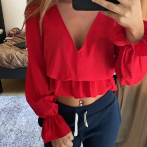 Söt blus  - En röd, söt blus!