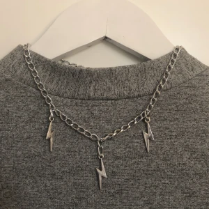 Blixt halsband  - Jätte fint blixt halsband som jag köpte här på Plick. Säljer då jag inte använt de