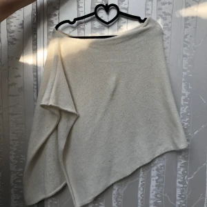Jättegullig poncho  - Hej! Säljer en jättegullig poncho från glitter:) fråga för fler bilder:)🌸