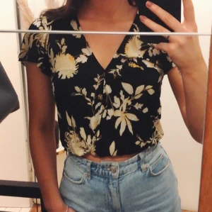 Söt topp - Söt topp från Gina Tricot, strl. XXS men passar även XS/S. Använd 3 gånger.