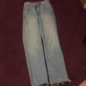Straight jeans - Ett par härliga straight jeans i storlek 34 från H&M. Bra kvalite o riktigt bekväma👏