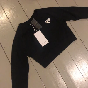 Croppad long sleved träningströja  - Storlek S samt aldrig använd, endast testad (liten i storlek) ord pris 390 kronor