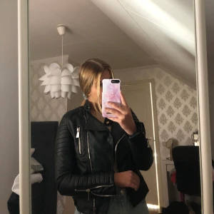 En svart skinnjacka  - En svart skinnjacka köpt på chiquelle för 699kr. Använd ett fåtal gånger så är i mycket bra skick. Köparen står för frakten💕  (obs inte äkta läder) 