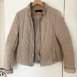 Jacka från Zara, stl S  - En jättefin beige jacka inköpt från Zara. Väldigt fint skick. 