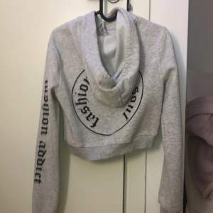 Mysig croppad hoodie från zalando🙈 Använd ett antal gånger men fri från skador och i bra skick. Säljer den då den inte riktigt är min stil längre. Storleken är XS men passar även till S beroende på hur man vill att den sitter. Orginalpris 244kr. Frakt tillkommer😋💞