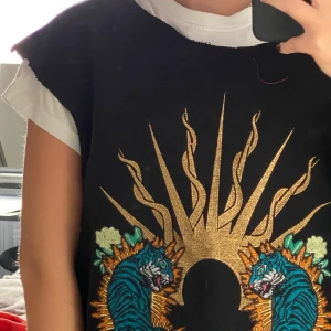 En snygg väst strl M/L - Har klippt denna tröja till en väst, tycker den är riktigt cool och gillar passformen! Är i bra skick 