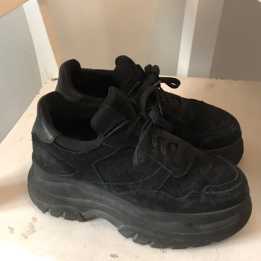 Supertrendiga, svarta platåsneakers i äkta, svart mocka. Nypris 3000 kr, sparsamt använda. Säljes pga inte min stil. Pris 500 kr eller högsta bud. Priset kan diskuteras vid snabb affär . Skor.