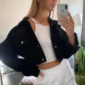 Kort oversize moccajacka med kontrastsömmar - Kortare jacka i svart fakemocca från Missguided. Kontrastsömmar i beige/orange. Som ny. Strl 36