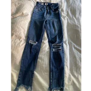 Jeans från bershka strl 34 (stretch). Snygga slitningar! Köparen står för frakt👖💙