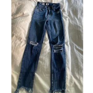 Jeans från bershka  - Jeans från bershka strl 34 (stretch). Snygga slitningar! Köparen står för frakt👖💙