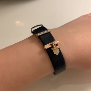 Accessoarer  - Ett helt oandvänd armband det går att flytta eller ta ut smyckena från armbandet. FRI FRAKT