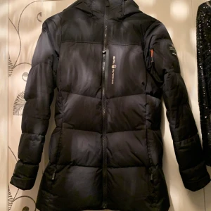  Sail racing jacka  - Sail racing jacka köpt förra vintern. Har avänds en vinter bara original pris 2999kr