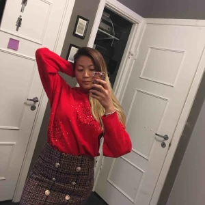  - Oversize fin stickad röd tröja, med detaljer! Den är i mycket bra skick och färgen är mer klarröd än knallröd som på bilden. ❤️