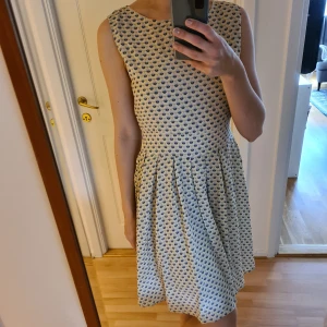 Sommarklänning från London  - Aldrig använd, men supersöt sommarklänning. Fint mönster och bekväm. Frakt betalas av köparen, kan lämnas i Malmö .