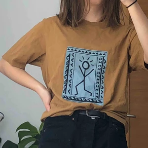 T-shirt  - finfin t-shirt från weekday med snyggt tryck. storlek S i herrstorlek, men definitivt stor i storleken. Skulle säga M/L