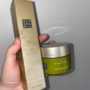  - Set från Rituals ifrån serien The ritual of dao, gudomlig doft men de kom aldrig till användning. 1 bodymist & 1 bodyscrub. Båda är oanvända och som nya. 🌸 Betalas med swish och köparen står för frakten 😊
