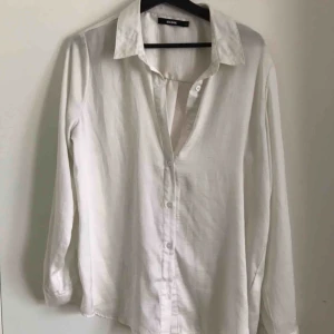  - Fin skjorta från bikbok i ett satin liknande material Storlek L men funkar som oversized om man har en mindre storlek 