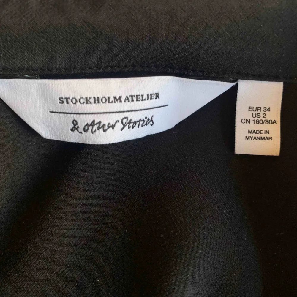 Skjorta med ljusa knappar från & other stories! Så fin! Tunn och luftig men ändå uppklädd = perfekt i vår!   Möter upp i Malmö eller skickar mot att köparen betalar frakt❣️. Skjortor.