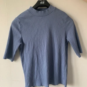 Polo från monki - Fin ljusblå polo från monki