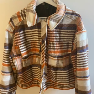 Rutig jacka  - Rutig jacka från Monki. Normal i passformen och är perfekt för vår och tidigt höstväder. Är i bra skick. Frakt är inkluderat