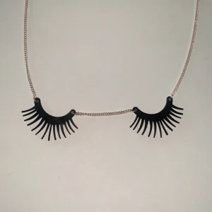 Ögonfrans halsband  - Ett halsband med silverkedja och ögonfransar av plast