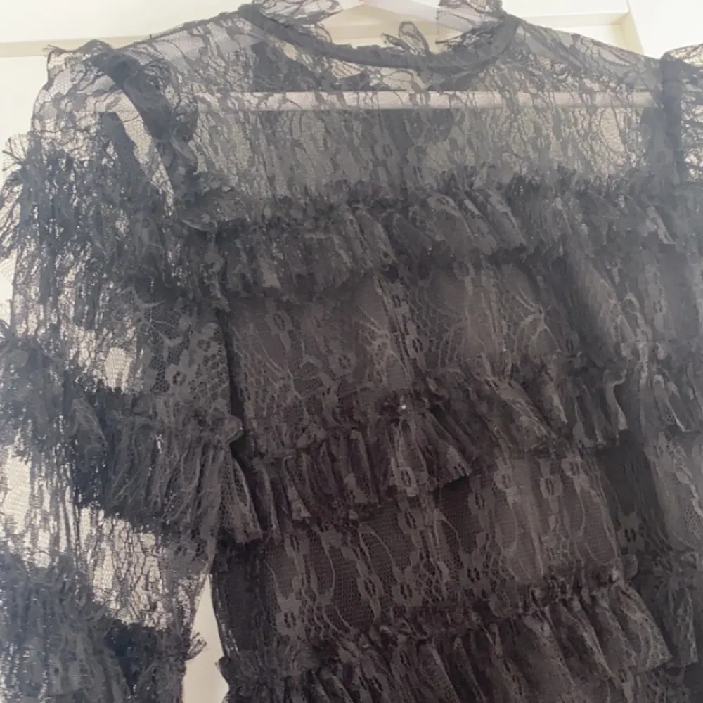 En svart fin klänning av spets som endast använd en gång! I storlek M. Klänningar.