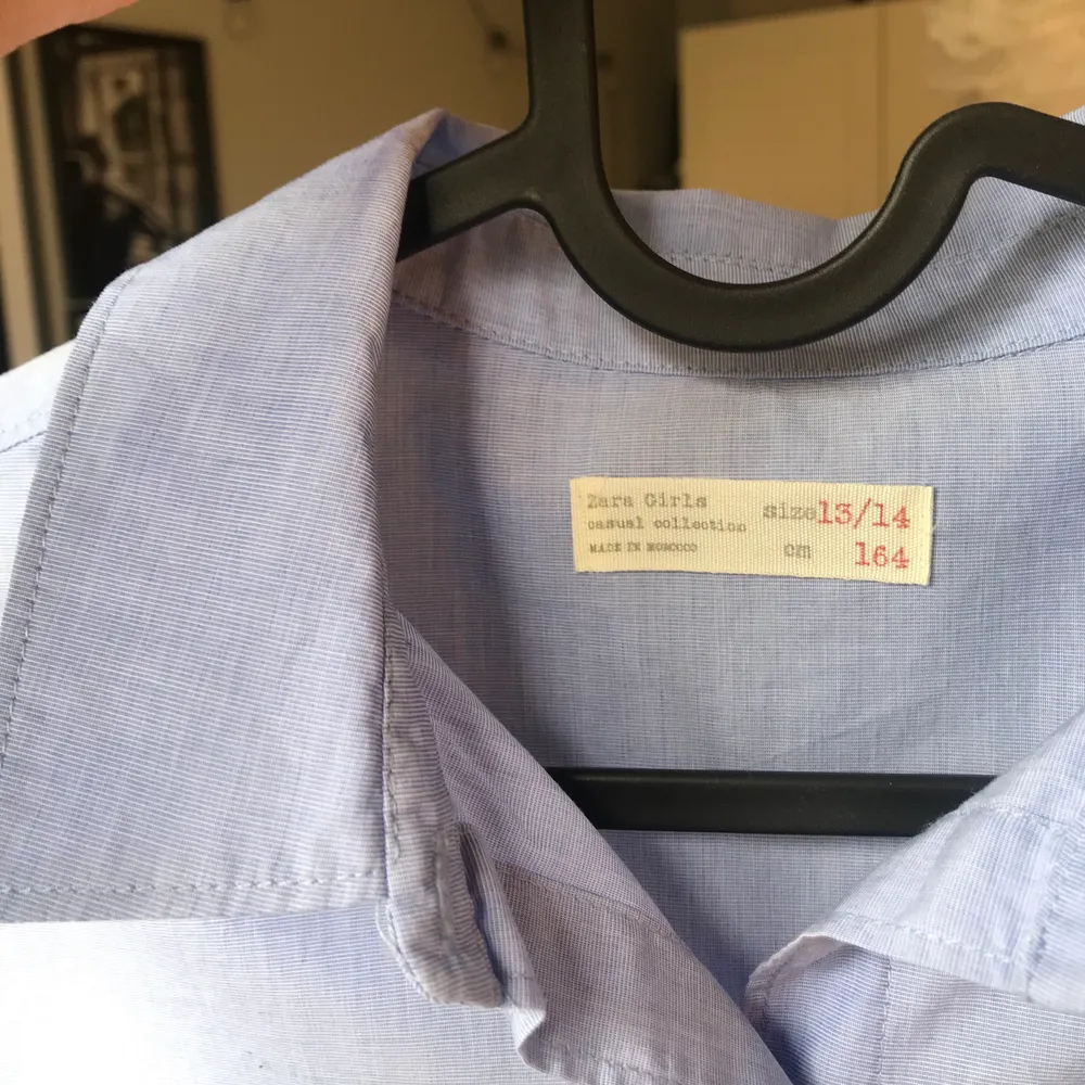 Jättefin babyblå skjorta från Zara!! Älskar men är snäppet för liten, så kan inte längre använda den. Använd fåtal gånger så bra skick. Möts upp i centrala Stockholm, annars tillkommer frakt💓💓  . Skjortor.