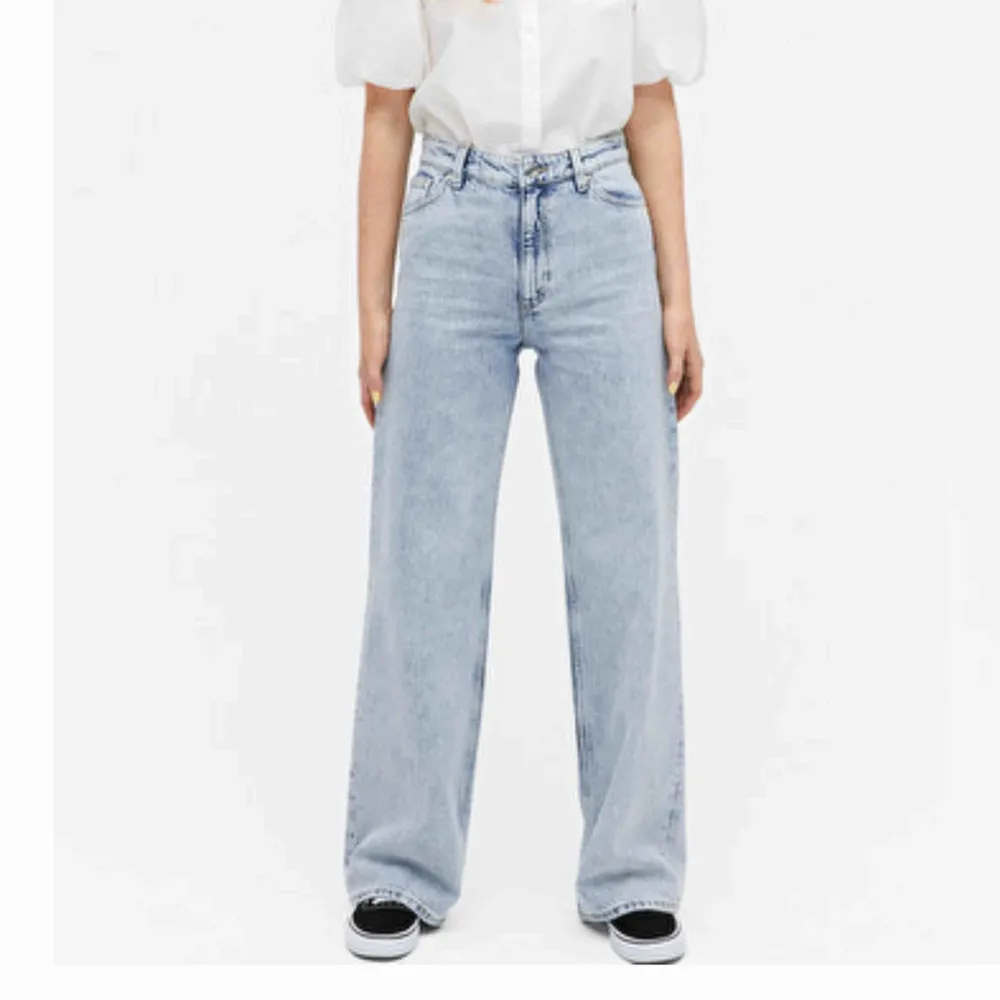 Säljer dessa jeans från monki i modellen yoko! Köpt av en annan tjej på plick men de passade inte mig tyvärr :( 💕💕. Jeans & Byxor.